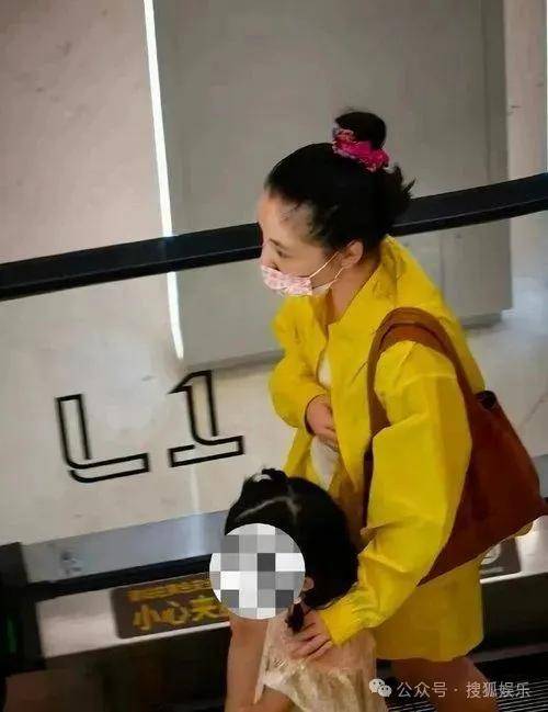 离婚三年又被拍到亲密逛超市<strong></p>
<p>抓原油</strong>，他俩这是纯带娃还是真复合了？