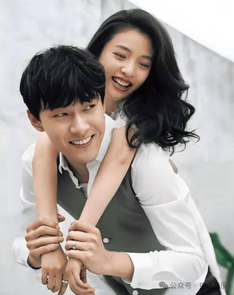 离婚三年又被拍到亲密逛超市<strong></p>
<p>抓原油</strong>，他俩这是纯带娃还是真复合了？