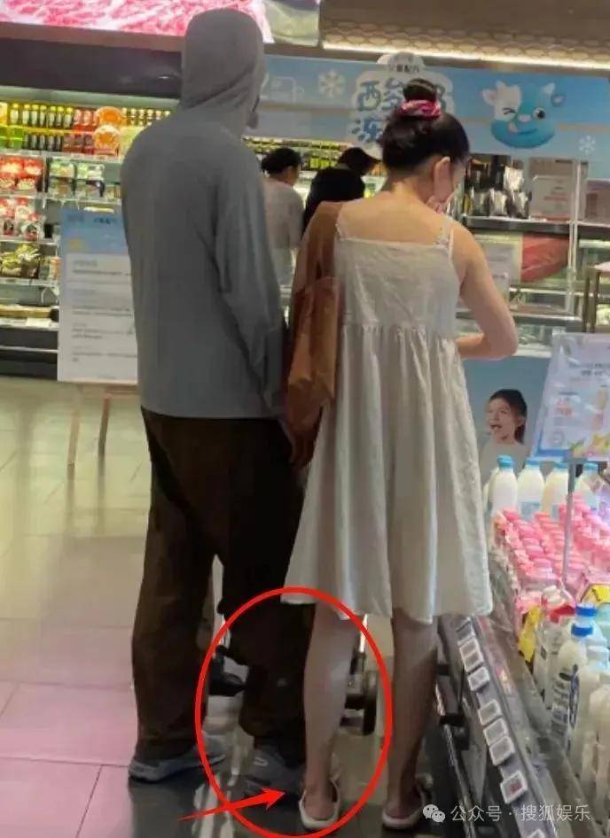 离婚三年又被拍到亲密逛超市<strong></p>
<p>抓原油</strong>，他俩这是纯带娃还是真复合了？