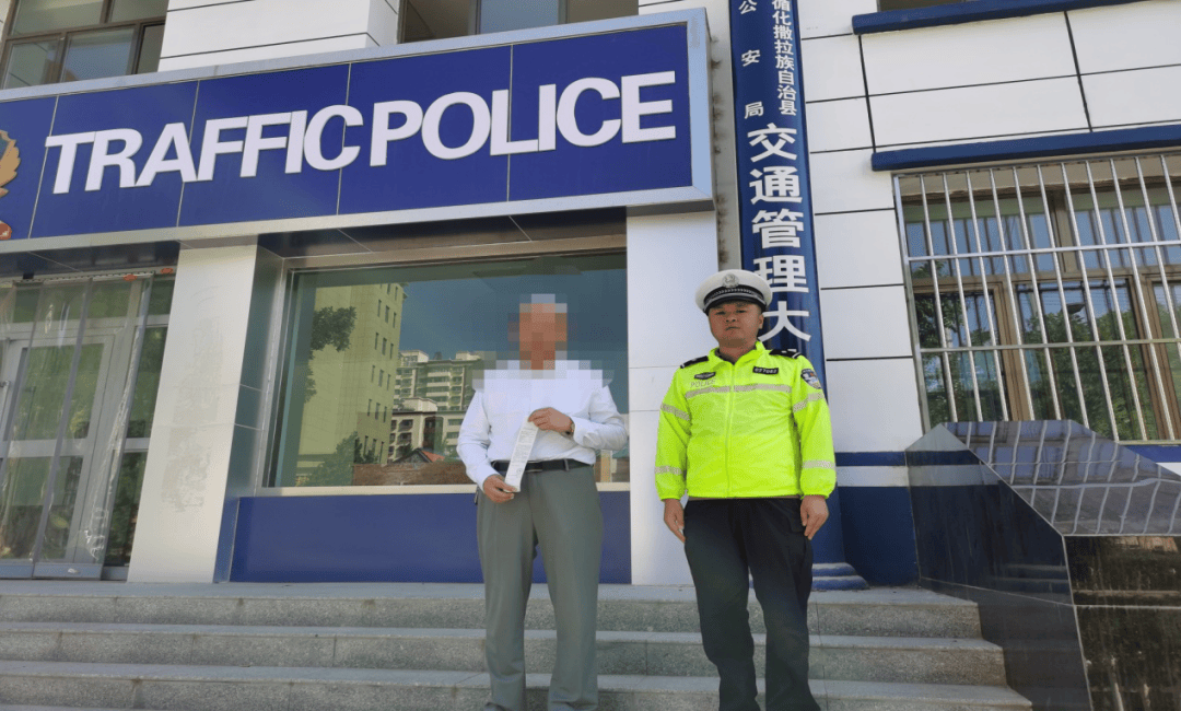 惊险<strong></p>
<p>抓原油</strong>!青海一女童竟端坐在行驶中的轿车车顶!