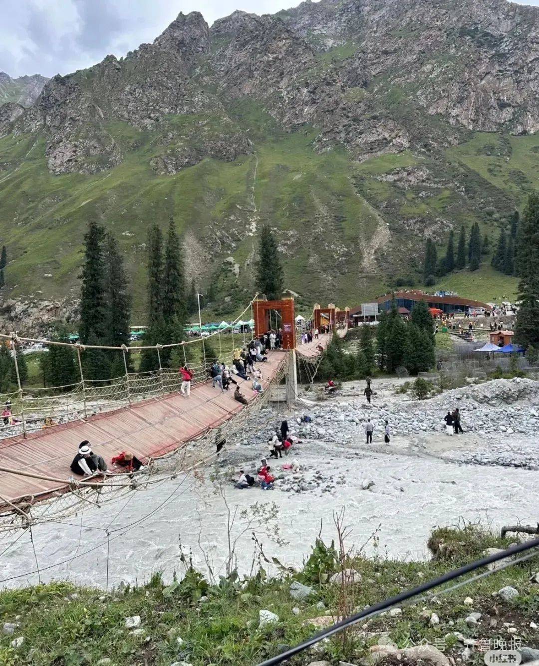 5人遇难24人受伤!新疆伊犁一景区吊桥桥索断裂<strong></p>
<p>原油波</strong>,亲历者称“现在手还在不断颤抖”