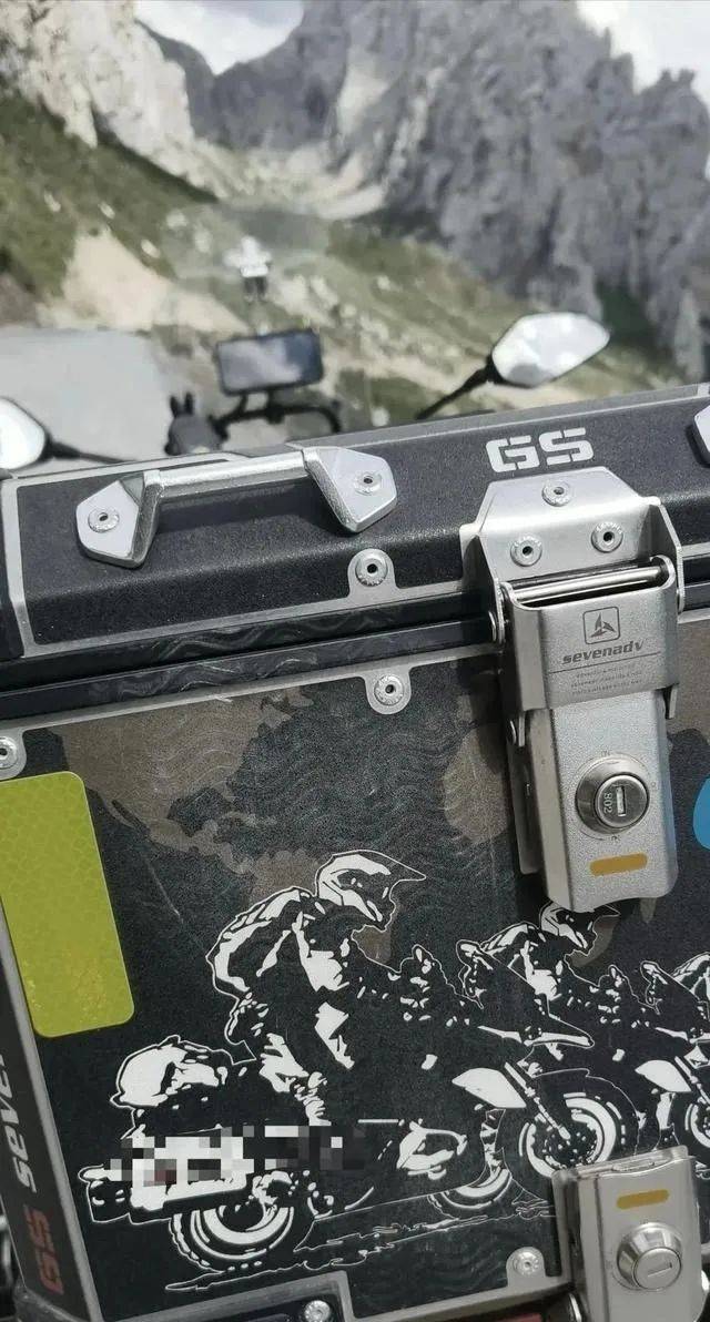 奔驰逆行逼停后续，骑手先认怂，放弃索赔怕闹大，网友评论区炸锅