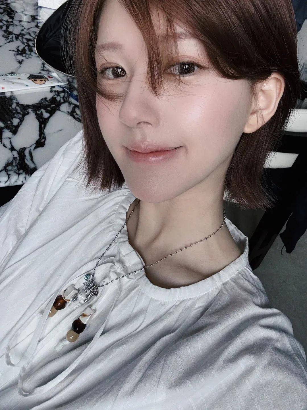 怒撕经纪公司后赵露思开启直播<strong></p>
<p>原油波</strong>，同款花卷、包包都卖爆