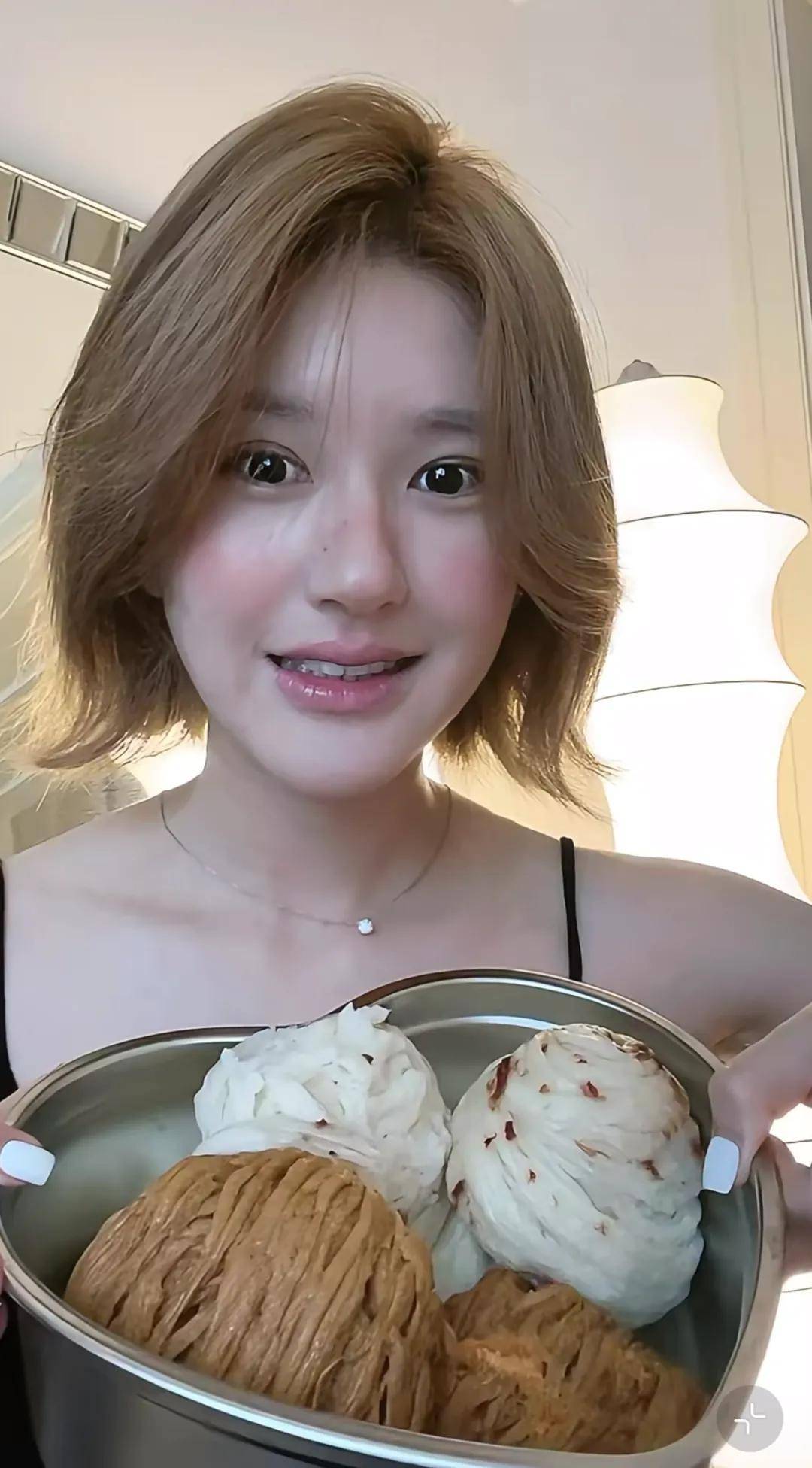 怒撕经纪公司后赵露思开启直播<strong></p>
<p>原油波</strong>，同款花卷、包包都卖爆