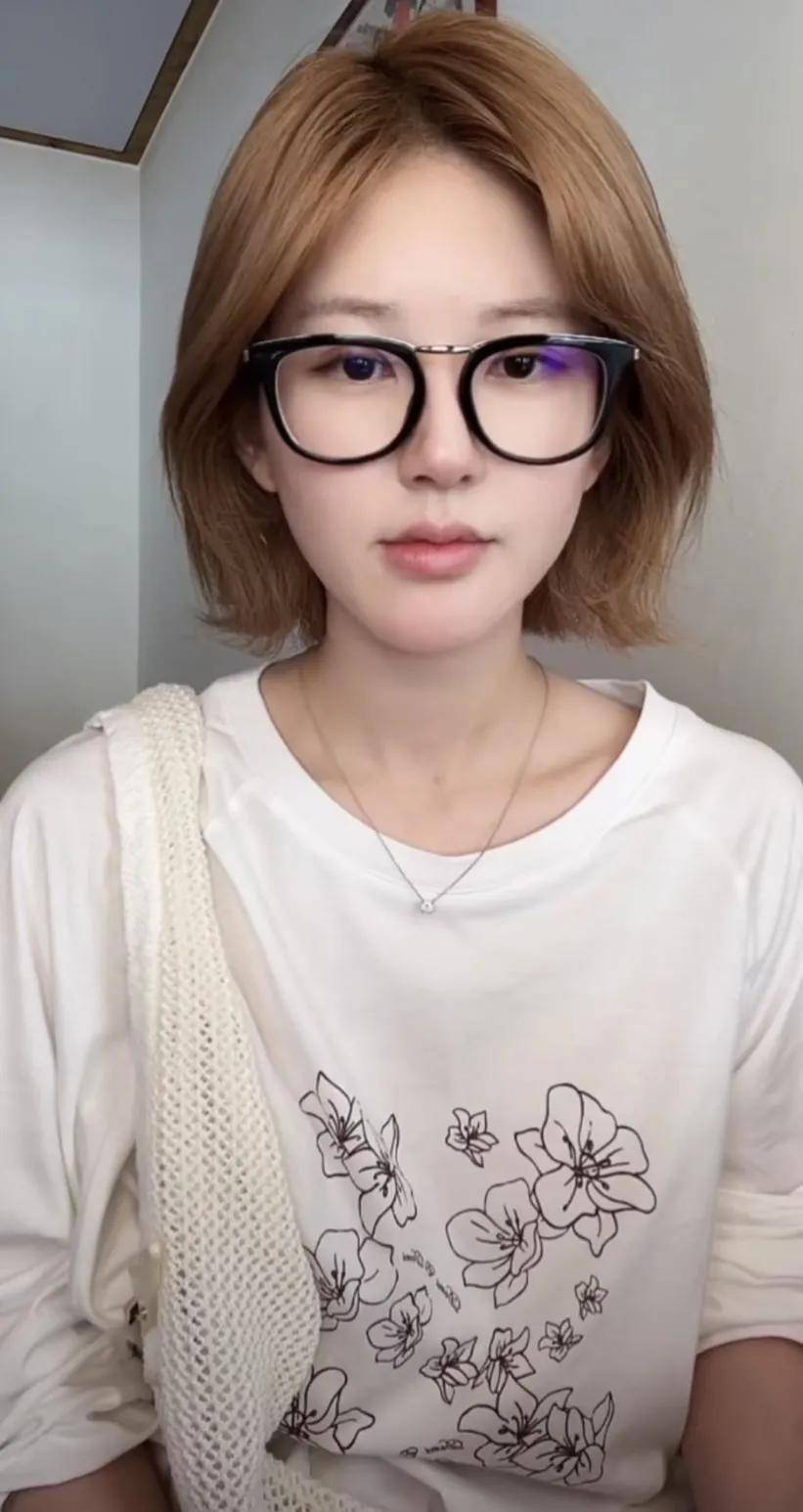 怒撕经纪公司后赵露思开启直播<strong></p>
<p>原油波</strong>，同款花卷、包包都卖爆