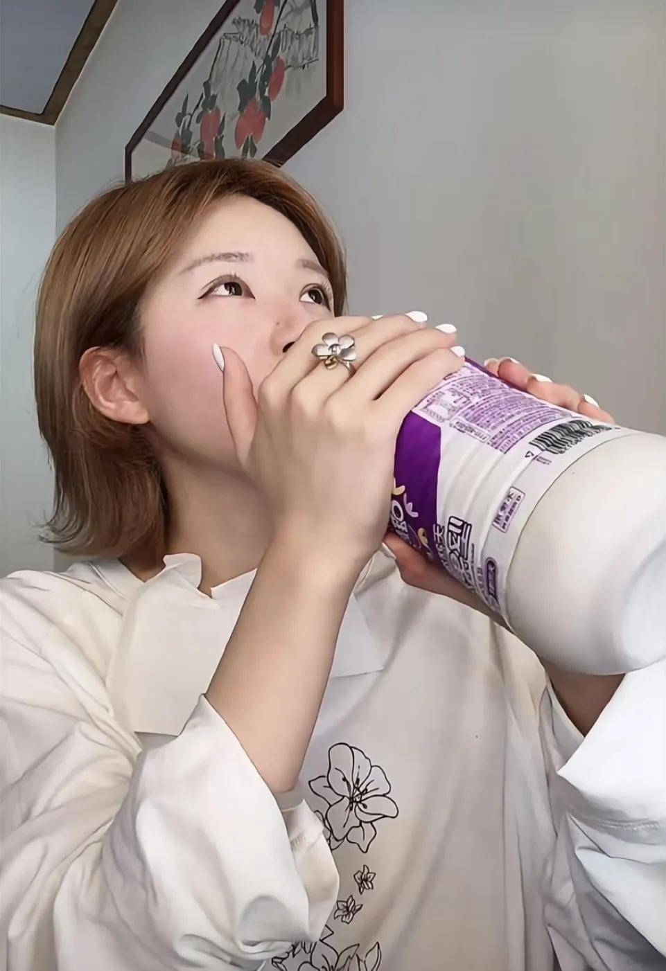 怒撕经纪公司后赵露思开启直播<strong></p>
<p>原油波</strong>，同款花卷、包包都卖爆