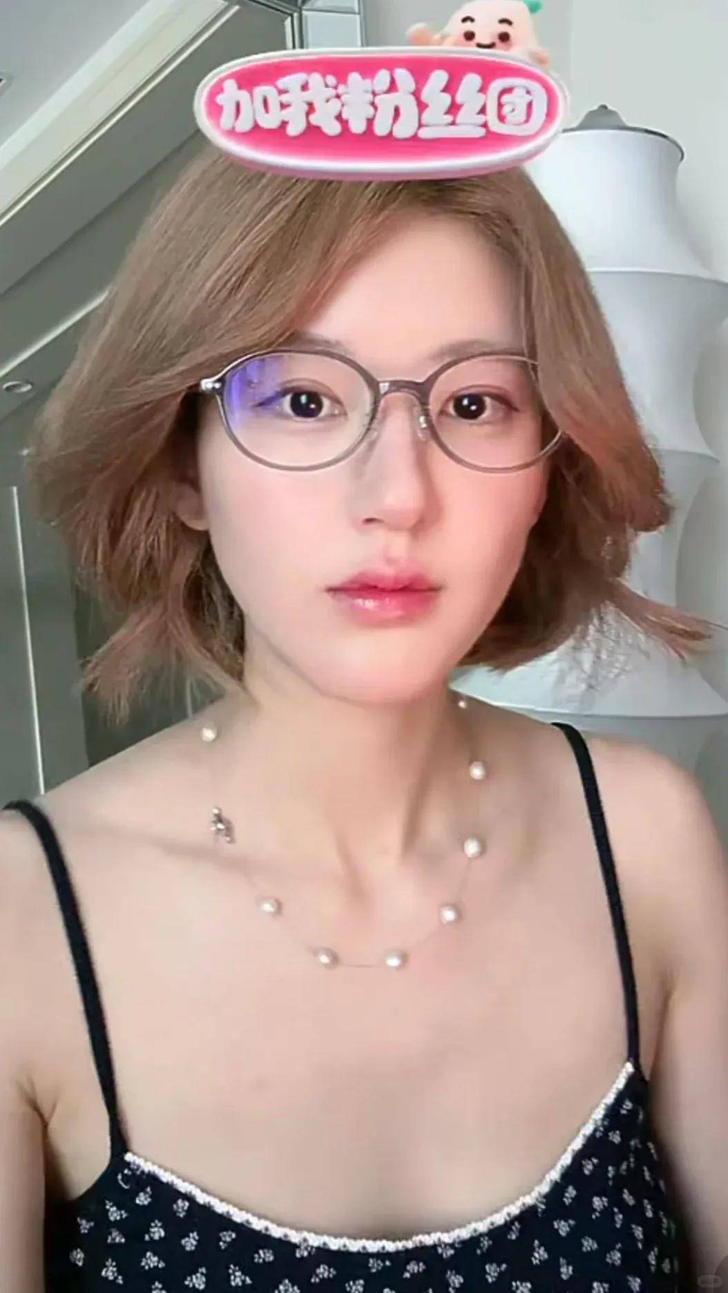 怒撕经纪公司后赵露思开启直播<strong></p>
<p>原油波</strong>，同款花卷、包包都卖爆