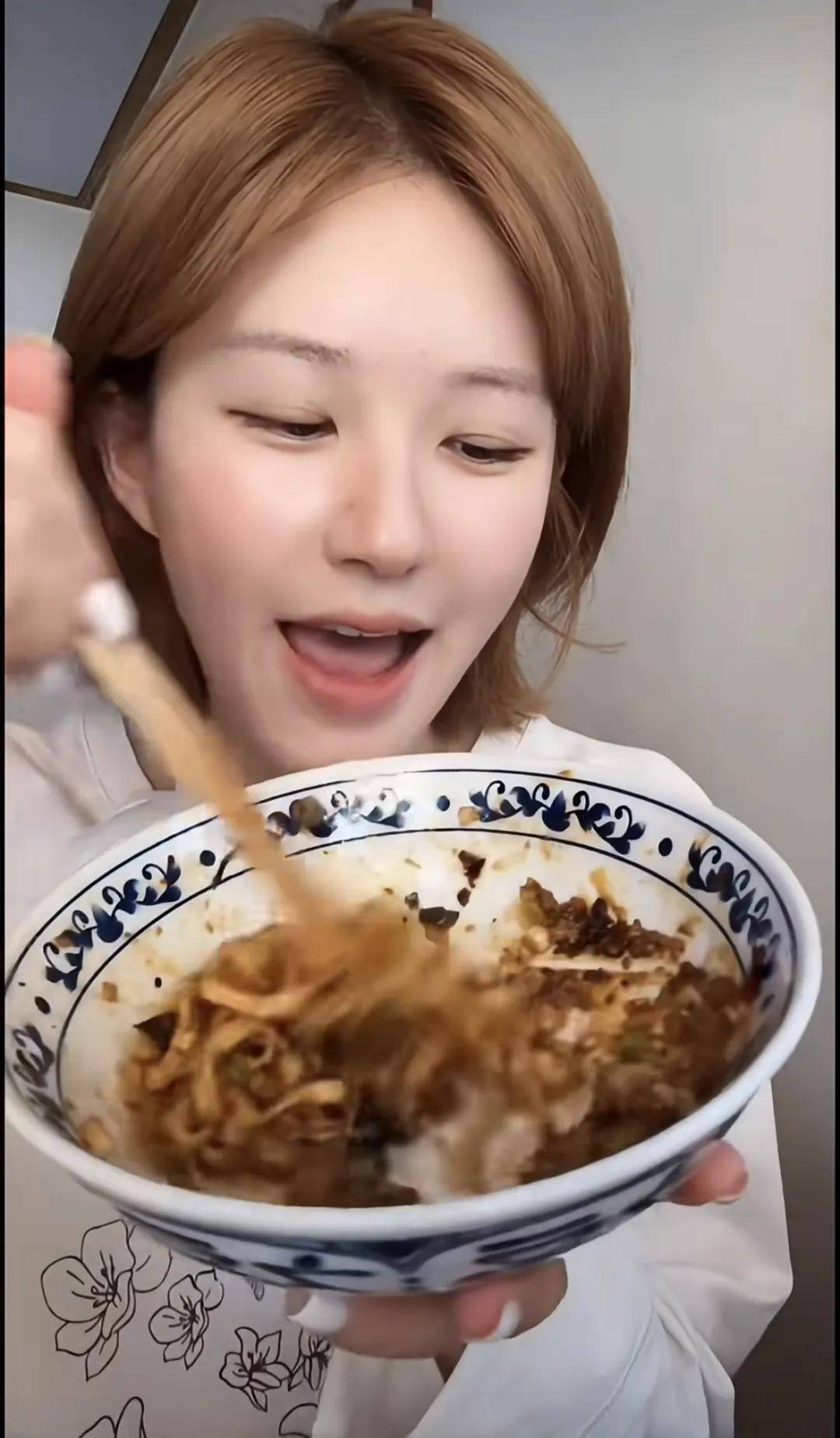 怒撕经纪公司后赵露思开启直播<strong></p>
<p>原油波</strong>，同款花卷、包包都卖爆