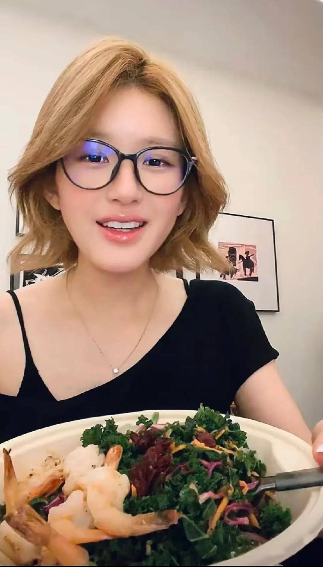 怒撕经纪公司后赵露思开启直播<strong></p>
<p>原油波</strong>，同款花卷、包包都卖爆