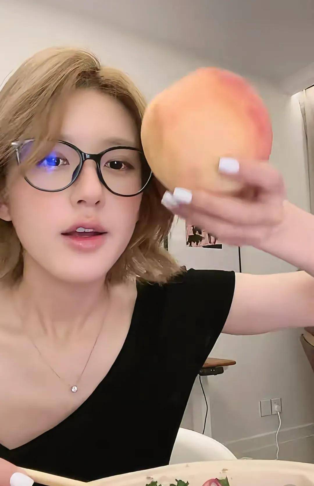 怒撕经纪公司后赵露思开启直播<strong></p>
<p>原油波</strong>，同款花卷、包包都卖爆