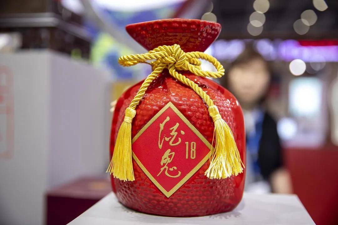 一瓶200元<strong></p>
<p>原油波</strong>，黄牛涌入胖东来抢酒