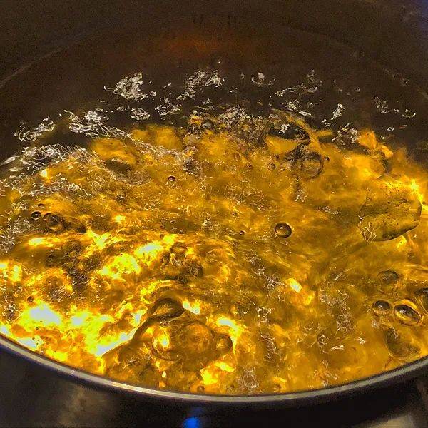 别太省！很多癌症是“省”出来的<strong></p>
<p>原油波</strong>，这些家中常用物品该扔还得扔