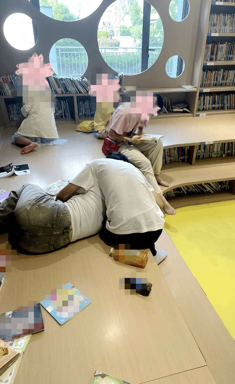图书馆少儿阅读区情侣躺地搂抱亲热……不少孩子好奇张望，馆方回应