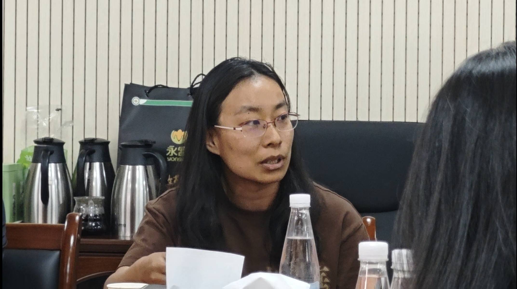 港大女博士放弃985回甘肃<strong></p>
<p>原油波</strong>,研究县城“失败者”