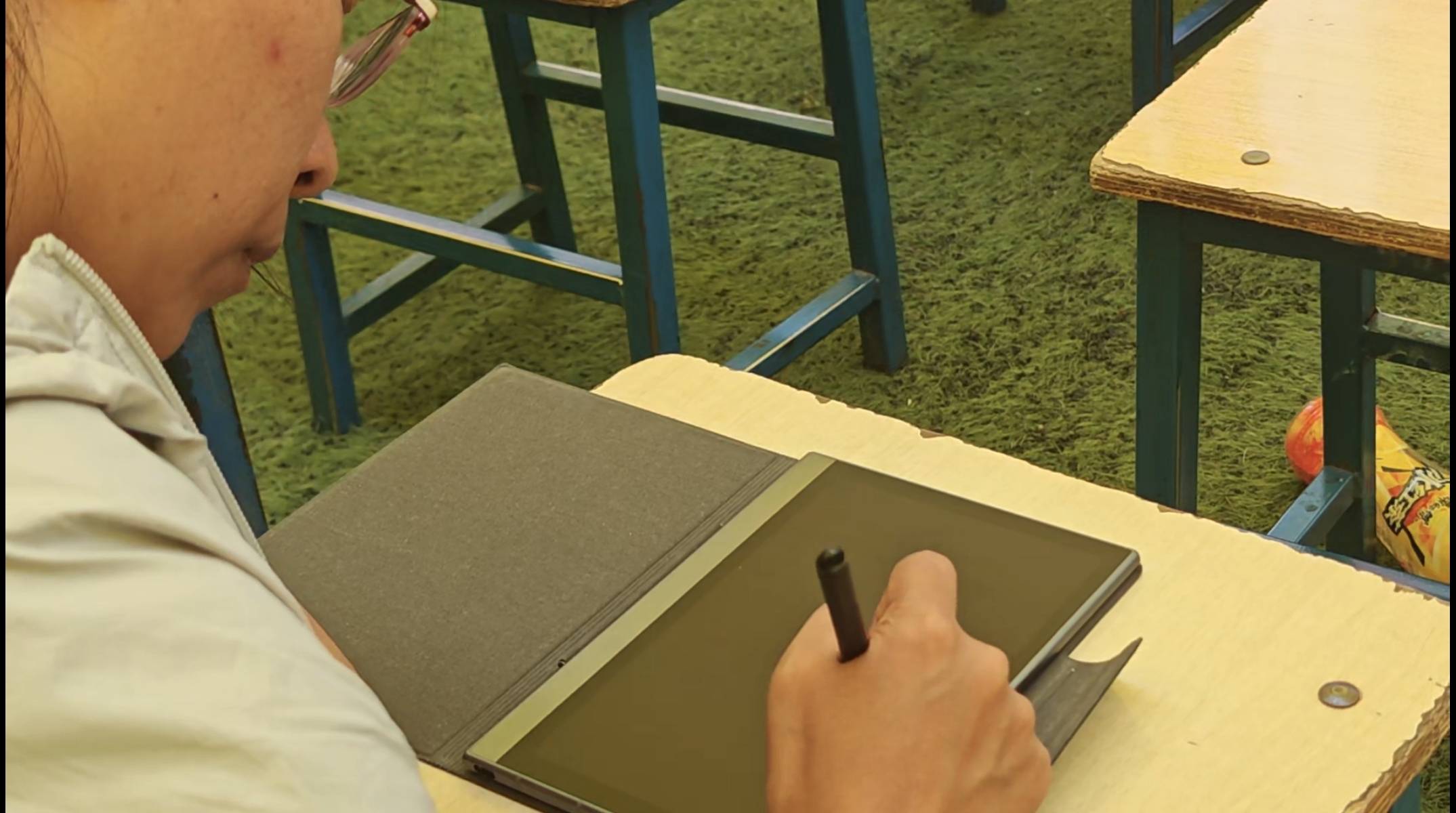 港大女博士放弃985回甘肃<strong></p>
<p>原油波</strong>,研究县城“失败者”