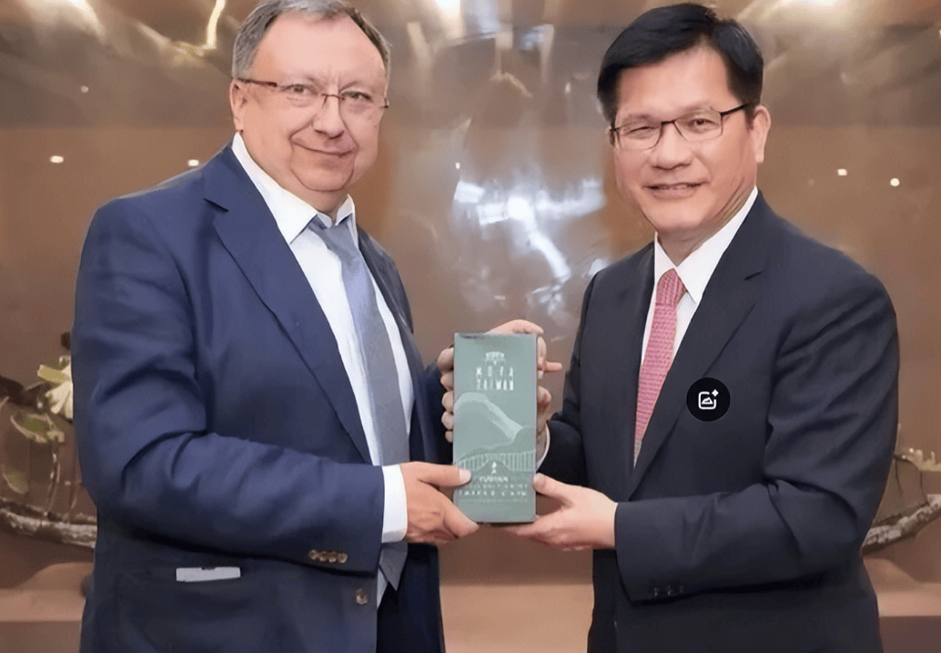 泽连斯基点名中国后<strong></p>
<p>原油波</strong>,九名乌克兰议员窜台,挑战中国台海议题红线,国防部定调统一