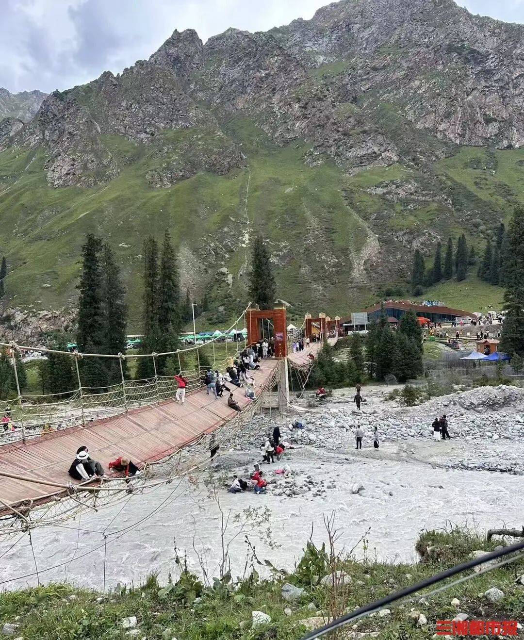 新疆一景区“网红桥”突然断裂<strong></p>
<p>原油波</strong>,29人滑落,当地通报:5人遇难24人受伤,景区已关闭