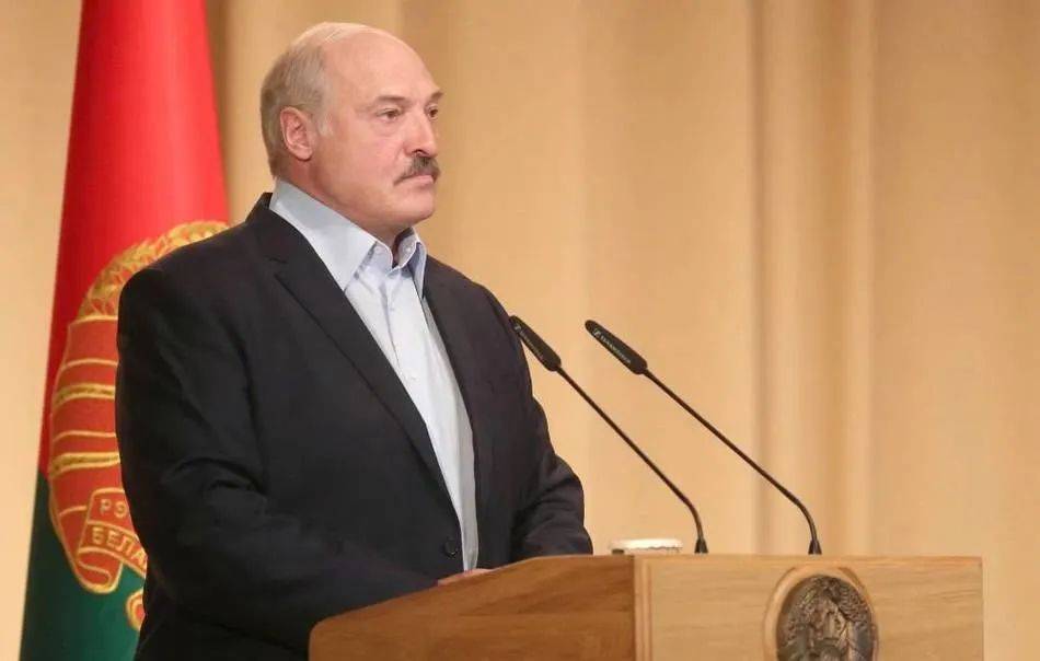 挂断普京电话后<strong></p>
<p>美原油指</strong>，卢卡申科宣布不再连任总统，随后送中国一句意味深长的13字表态，信号不寻常