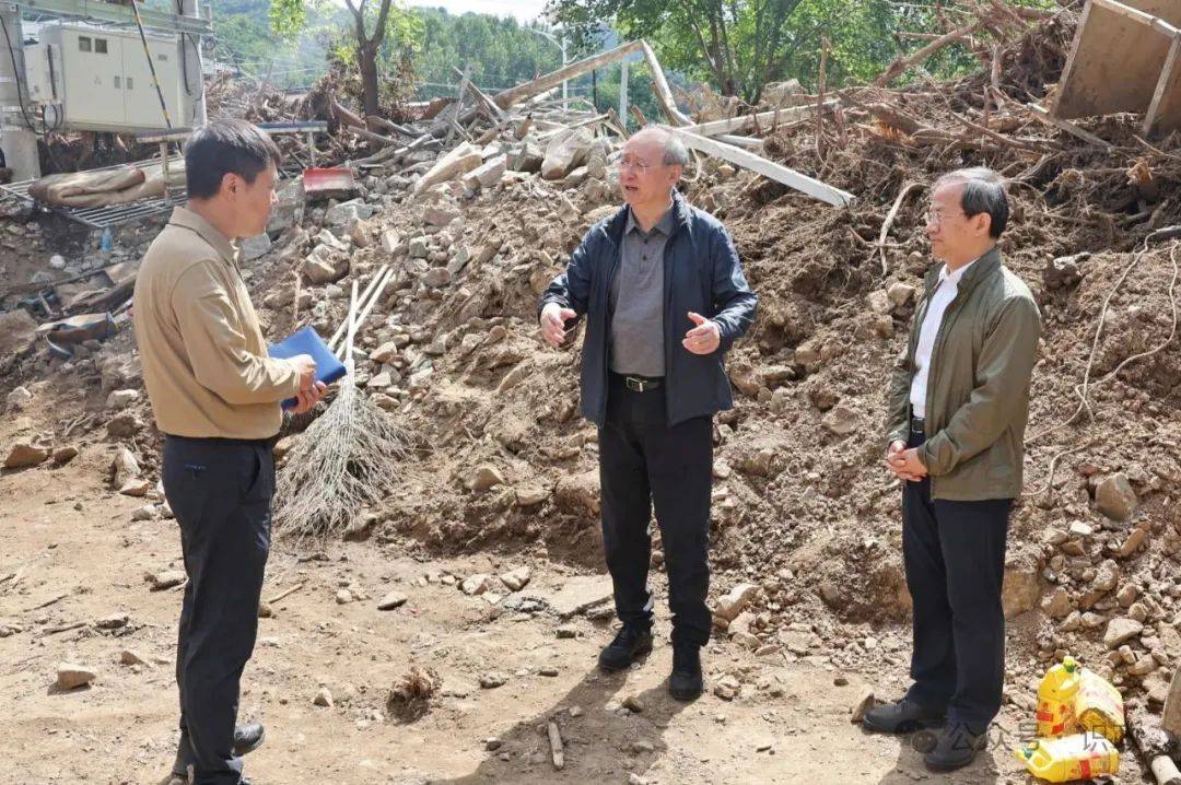 北京市委书记尹力、市长殷勇到怀柔区检查灾后恢复重建工作<strong></p>
<p>美原油指</strong>,看望慰问尹春燕亲属、受灾群众和抢险救灾一线工作人员