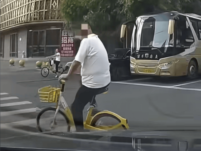 “没人治你<strong></p>
<p>美原油指</strong>，00后治你”！19岁男司机被刑拘