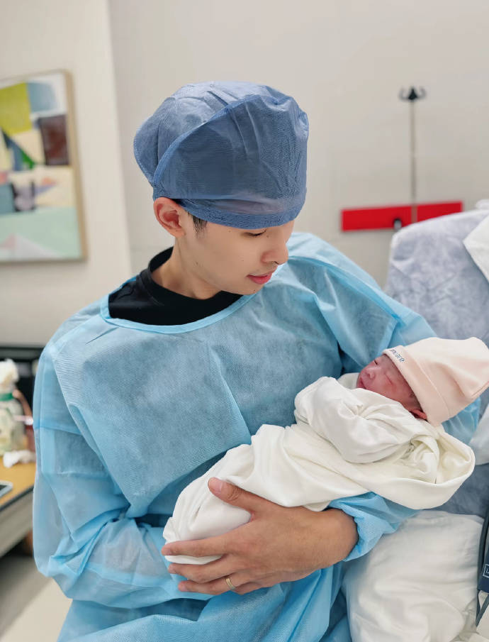 恭喜<strong></p>
<p>美原油指</strong>!邹阳晒照升级当爸爸 妻子是前央视主持人