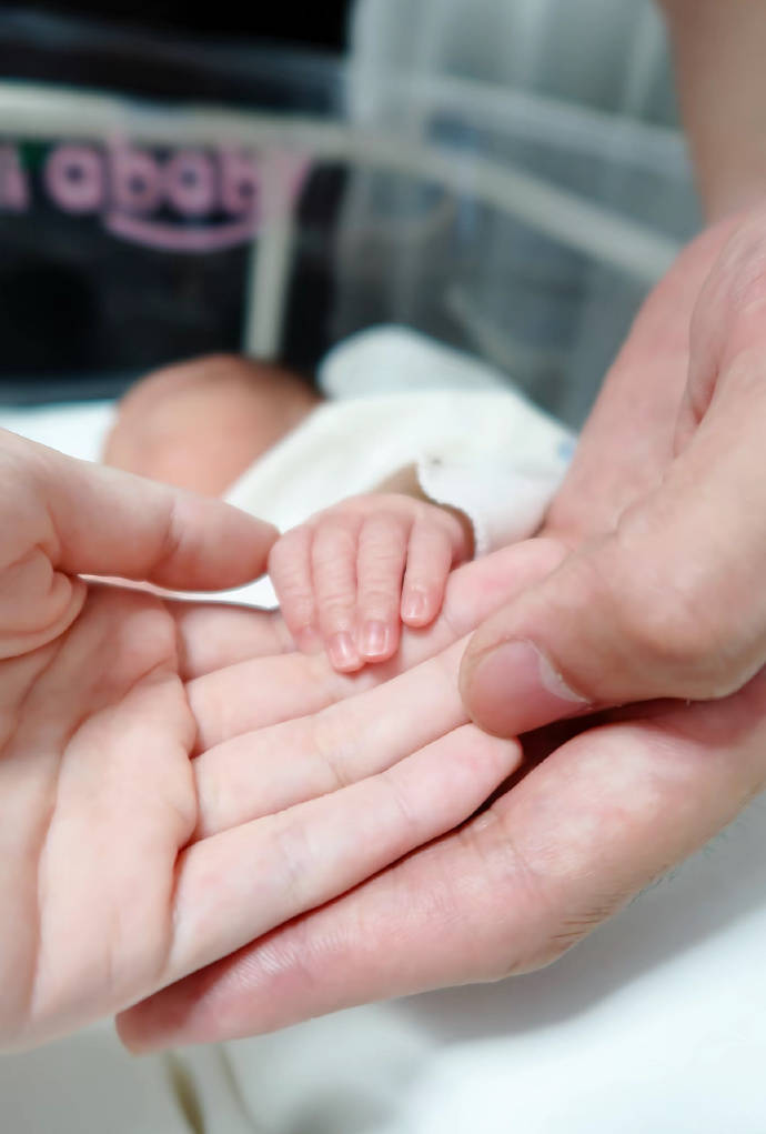 恭喜<strong></p>
<p>美原油指</strong>!邹阳晒照升级当爸爸 妻子是前央视主持人