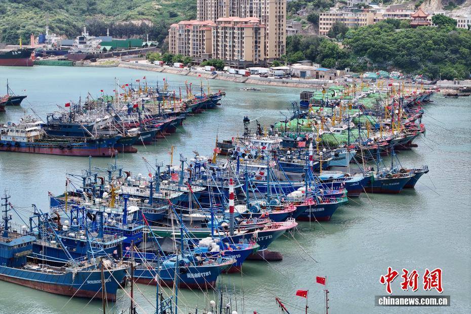 台风“杨柳”逼近 福建连江渔船回港避风