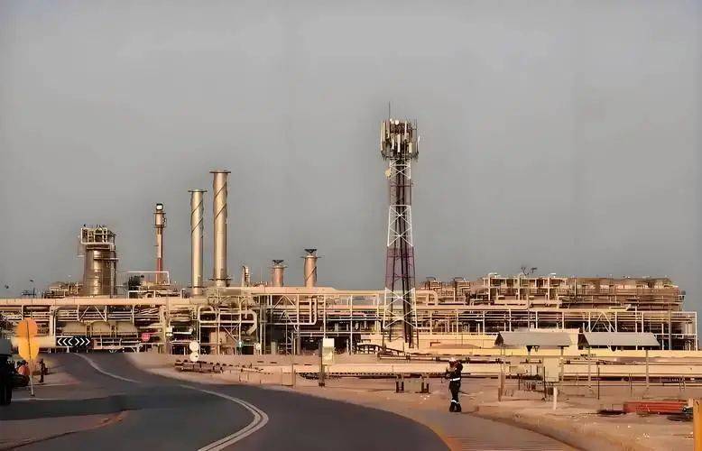 普京乘兴而归<strong></p>
<p>原油股票代码</strong>,专机还没回到本土,平地响起一声惊雷,俄军工厂又被炸成废墟,140人伤亡