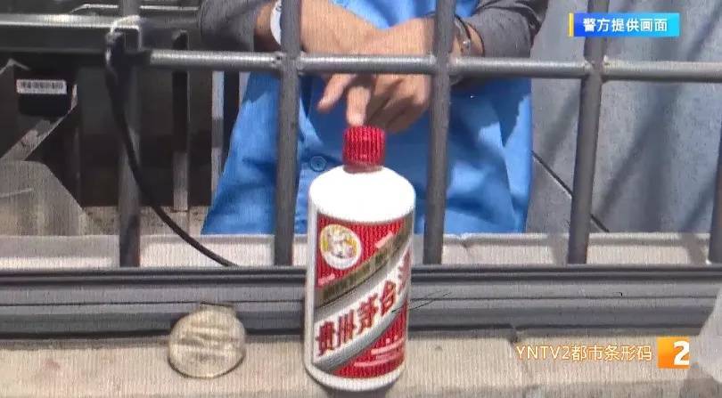 凌晨怪事！男子提着茅台袋子在车库<strong></p>
<p>原油股票代码</strong>，翻垃圾桶竟为了.....