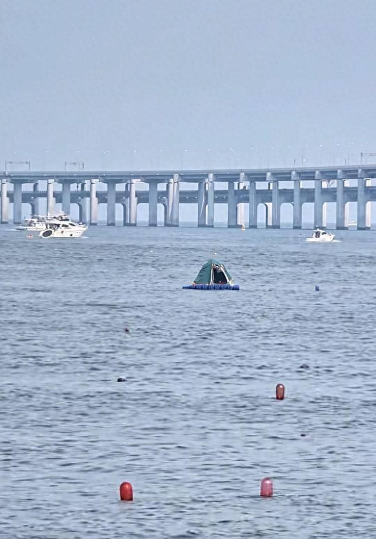 游客在海面搭建移动帐篷露营<strong></p>
<p>原油股票代码</strong>,大连海警:不违规,但需注意安全