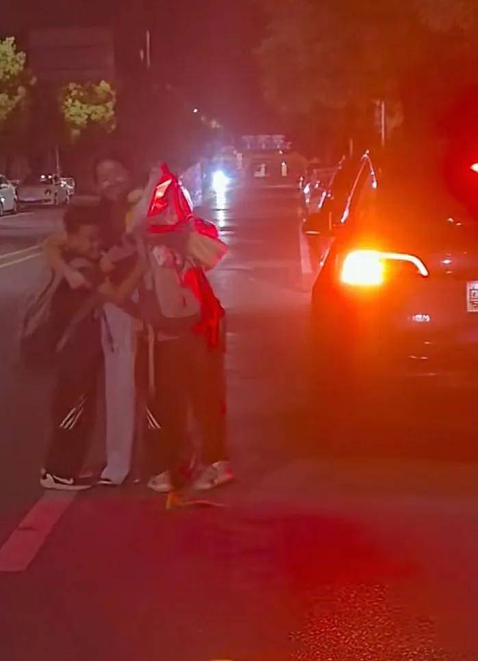 日行25公里!爸爸带两娃从深圳徒步回长沙:耗时31天<strong></p>
<p>原油股票代码</strong>,孩子从小没吃过苦,想锻炼一下