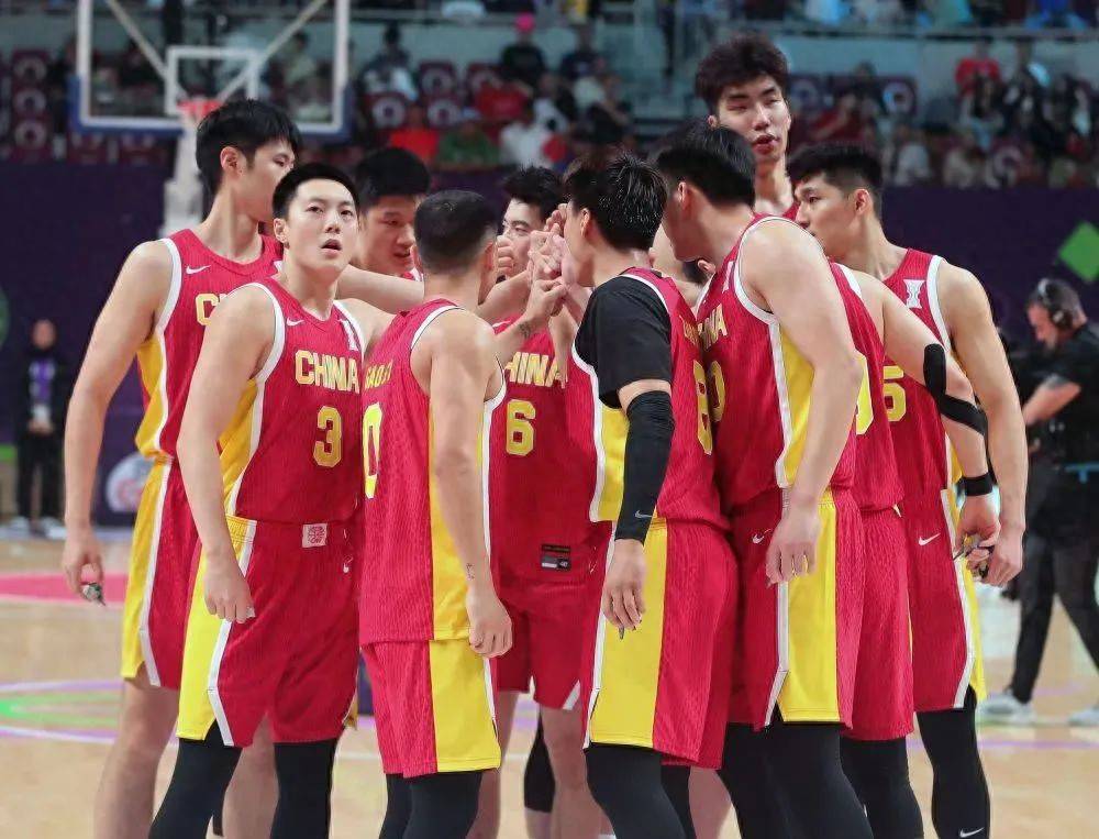 看中国男篮打球，很多年没这么开心地笑了