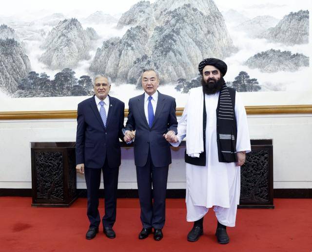 塔利班明确表态<strong></p>
<p>原油期货行情实时行情</strong>,他们绝不听命于美国,中国出手,这2国都安心了