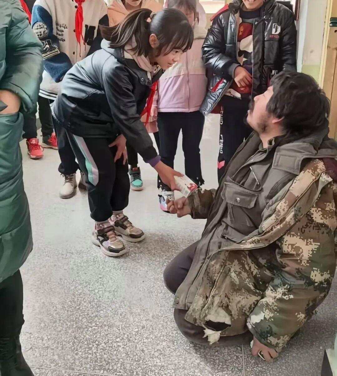 遗憾！受拾荒者资助感动全网女孩意外去世<strong></p>
<p>原油期货行情实时行情</strong>，此前两人相见泪流满面感动全网