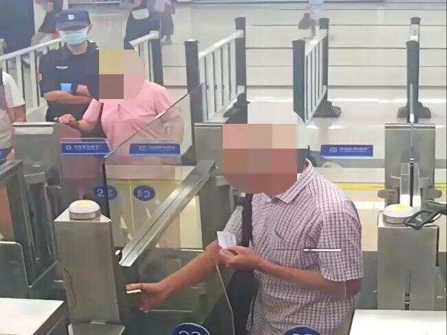 79岁老伯为见其相亲对象“翠花”<strong></p>
<p>今日原油国际价格</strong>,将身份证改小10岁 被发现后不忘叮嘱民警“能不能不告诉她”