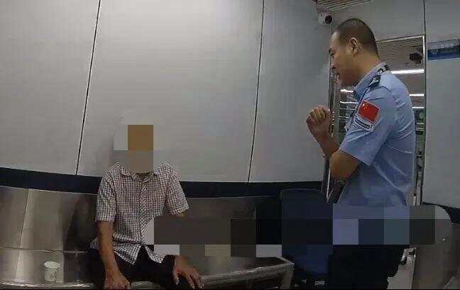 79岁老伯为见其相亲对象“翠花”<strong></p>
<p>今日原油国际价格</strong>,将身份证改小10岁 被发现后不忘叮嘱民警“能不能不告诉她”