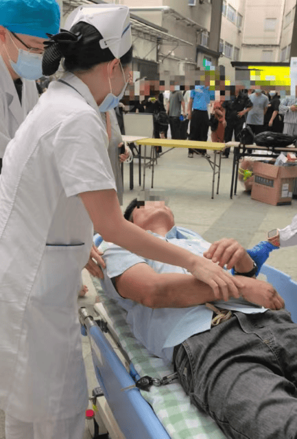 东莞一男子陪同家人就诊时突然倒地<strong></p>
<p>今日原油国际价格</strong>,护士“火眼金睛”抢回生机