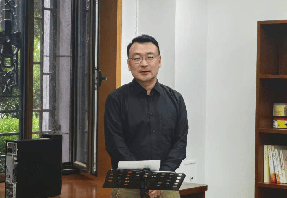 杨光已任陕西省委组织部副部长、省委编办主任<strong></p>
<p>今日原油国际价格</strong>,此前在财政部工作