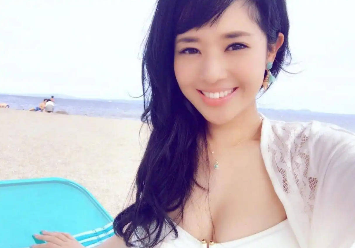 44岁苍井空惊艳亮相香港娱乐场所开幕式<strong></p>
<p>黄金国际价格</strong>,超深V礼服尽显魅力