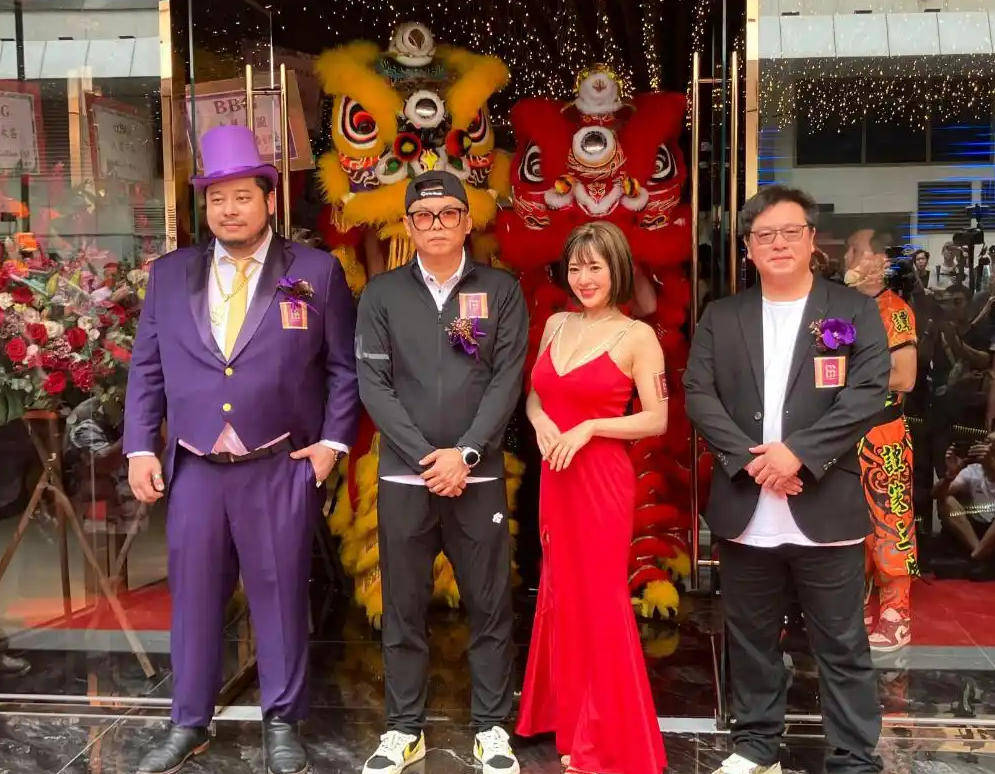 44岁苍井空惊艳亮相香港娱乐场所开幕式<strong></p>
<p>黄金国际价格</strong>,超深V礼服尽显魅力