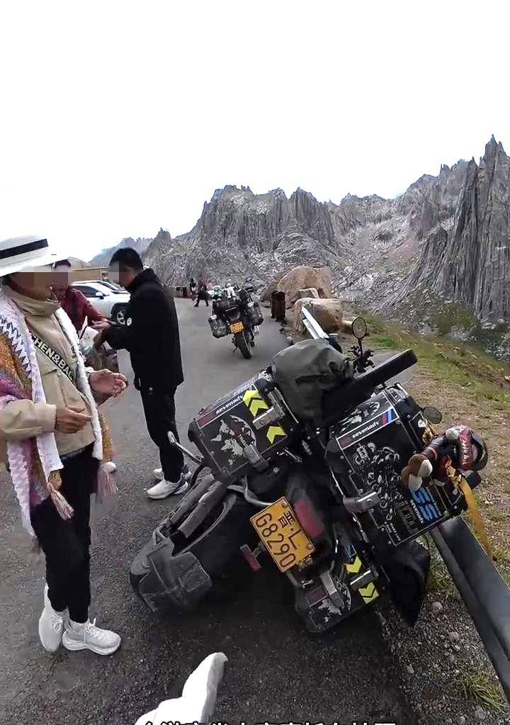 大妈私坐价值20万摩托拍照却将车弄翻<strong></p>
<p>黄金国际价格</strong>，赔1000元后拉黑车主，4S店：修好约需2万元