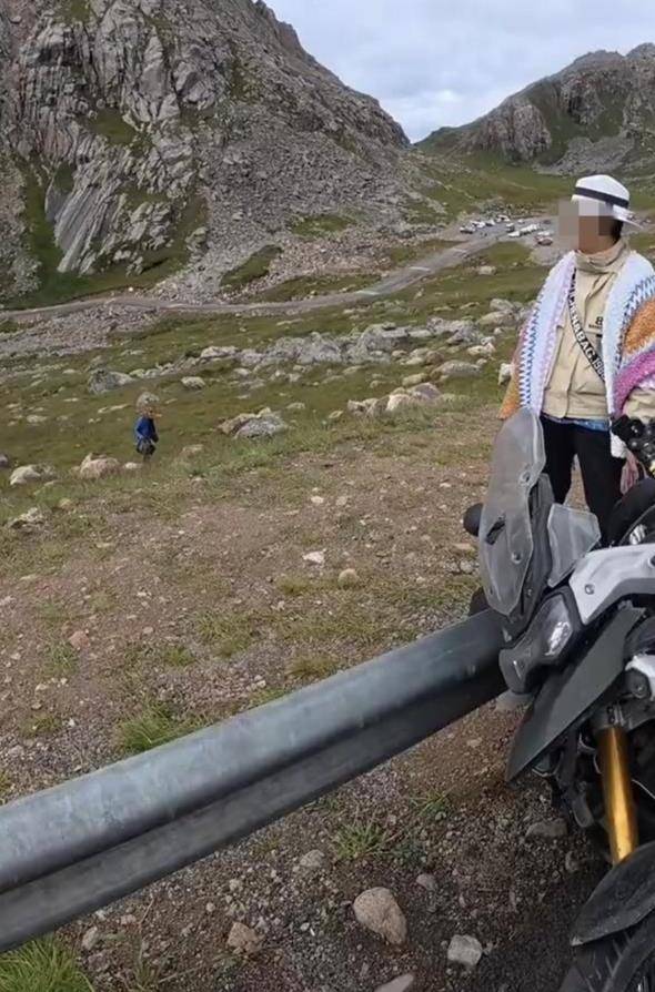 大妈私坐价值20万摩托拍照却将车弄翻<strong></p>
<p>黄金国际价格</strong>，赔1000元后拉黑车主，4S店：修好约需2万元