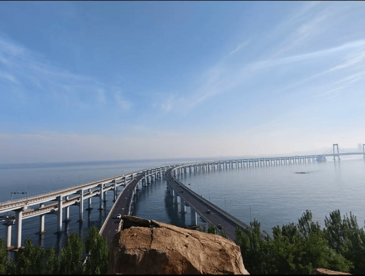 大连一跨海大桥观景台有游客翻栏杆踩空心造景石拍照<strong></p>
<p>黄金国际价格</strong>，当地回应