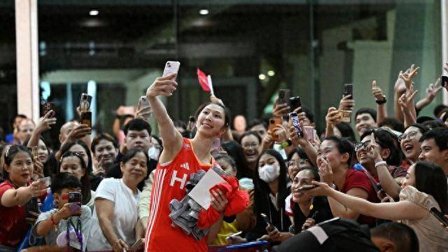 女排世锦赛︱小组赛全胜昂首出线，中国队带着“女排精神”向前冲