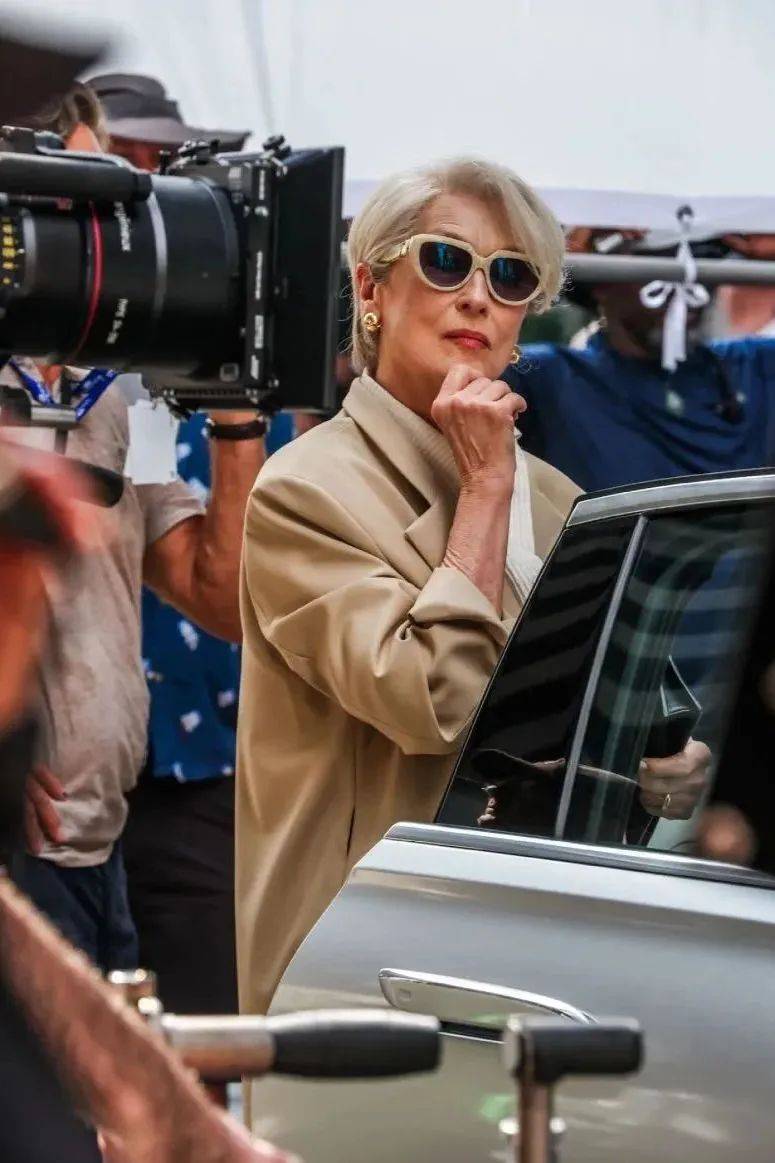 质感女人怎么都在穿这个颜色<strong></p>
<p>黄金国际价格</strong>？