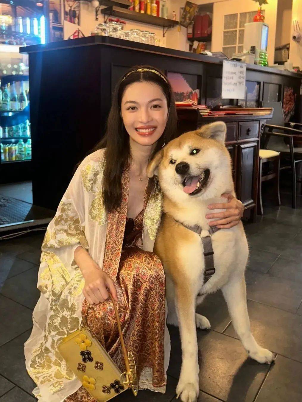 质感女人怎么都在穿这个颜色<strong></p>
<p>黄金国际价格</strong>？