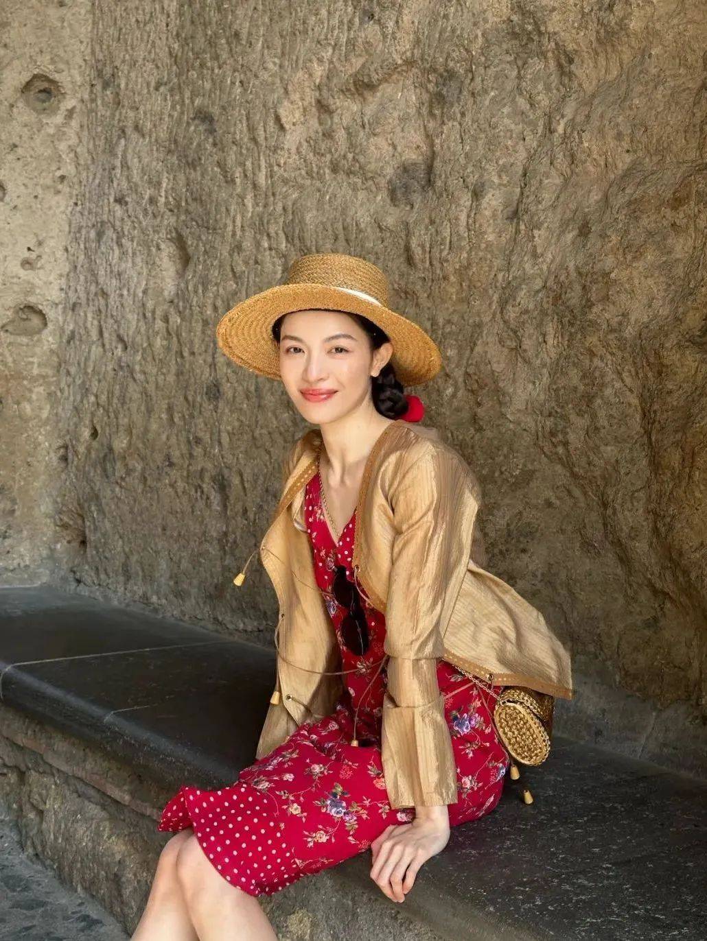 质感女人怎么都在穿这个颜色<strong></p>
<p>黄金国际价格</strong>？