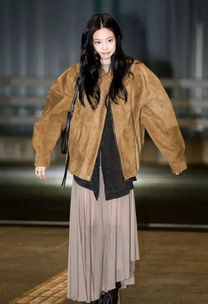 质感女人怎么都在穿这个颜色<strong></p>
<p>黄金国际价格</strong>？