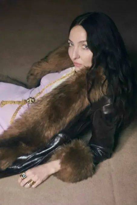 质感女人怎么都在穿这个颜色<strong></p>
<p>黄金国际价格</strong>？