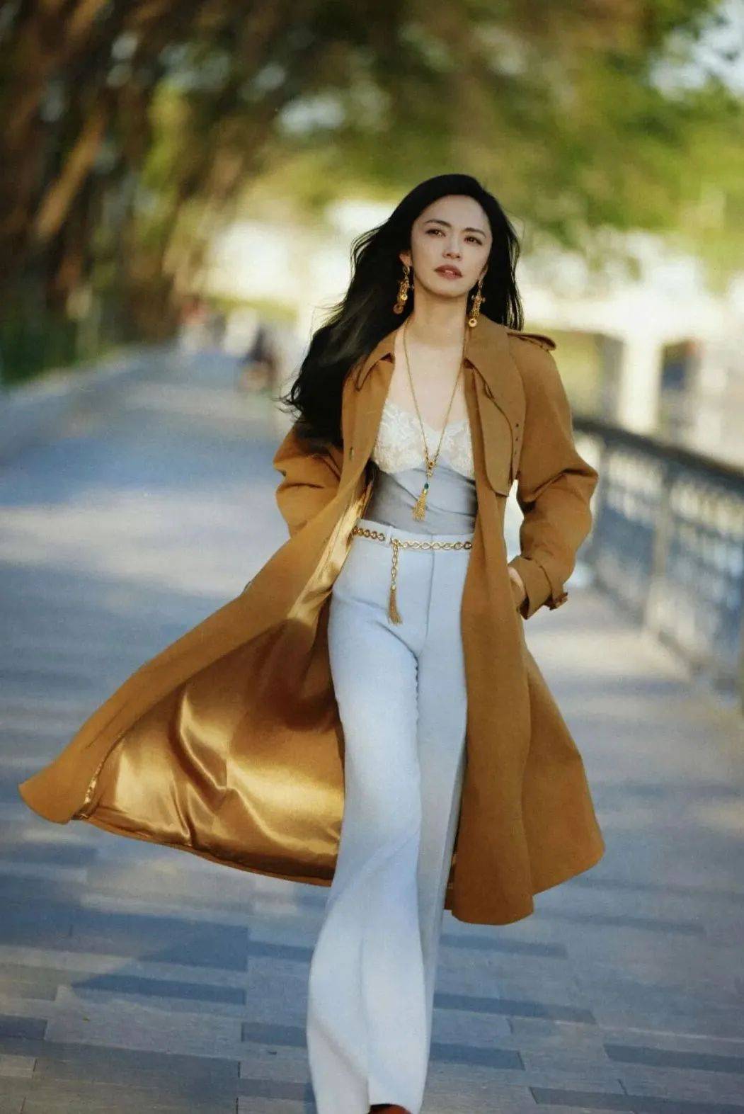 质感女人怎么都在穿这个颜色<strong></p>
<p>黄金国际价格</strong>？